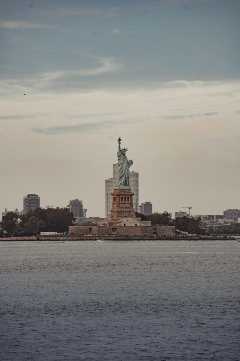Estatua de la Libertad frente al perfil de Nueva York