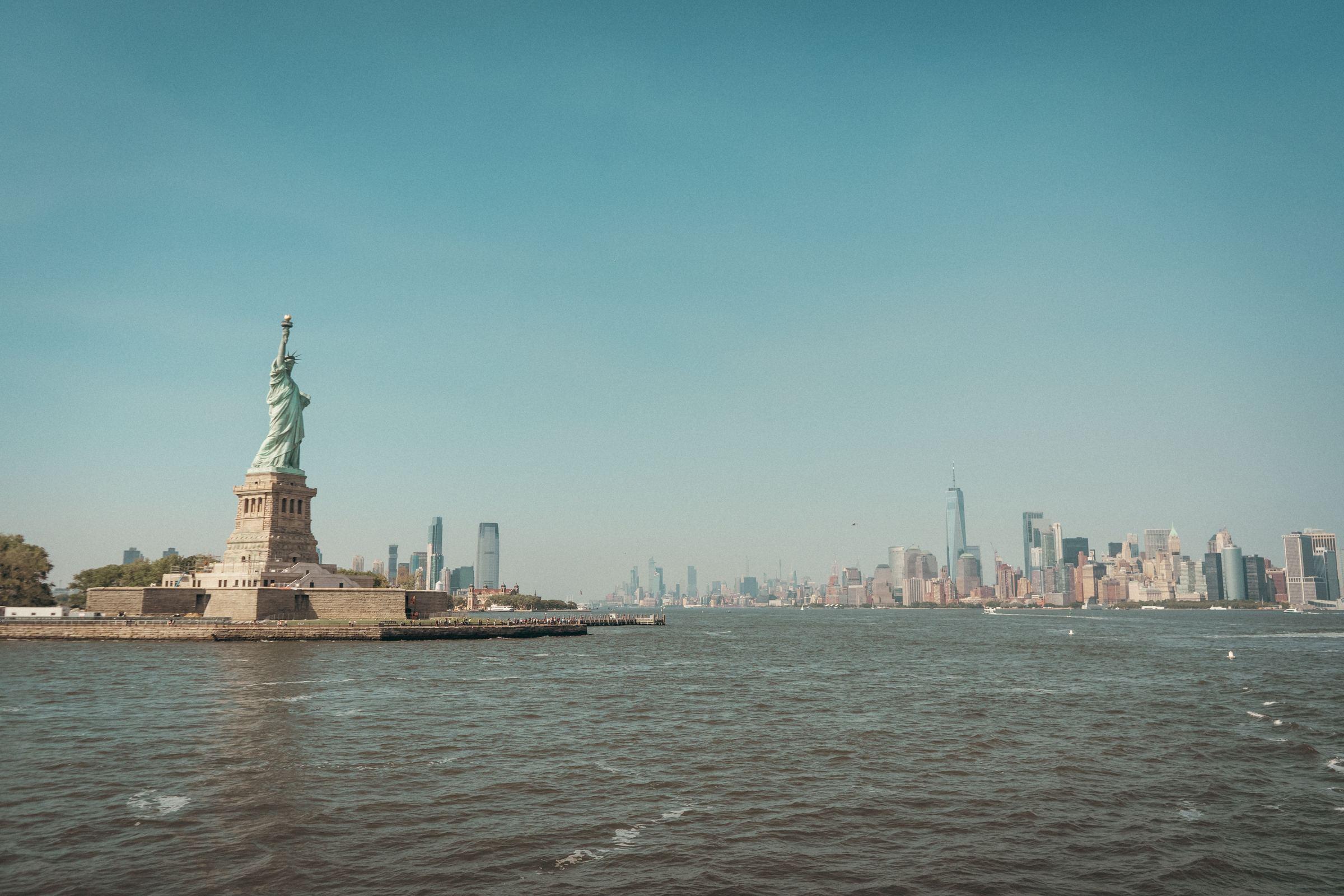 Estatua de la Libertad y el perfil de Manhattan desde el agua