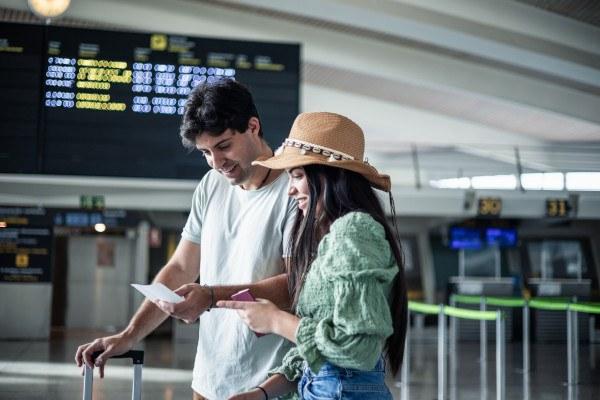 Pareja revisando sus documentos de viaje en un aeropuerto