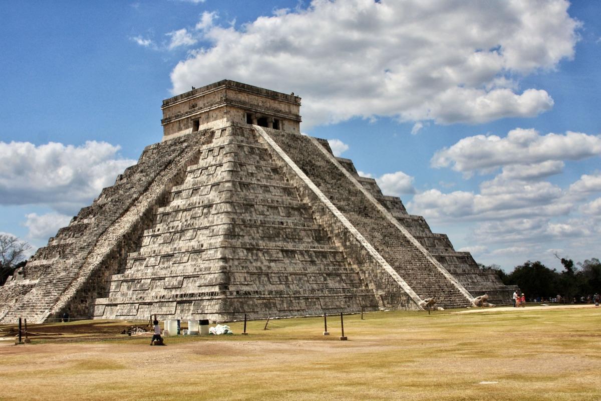 Pirámide de Chichén Itzá bajo un cielo con nubes