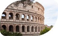 Coliseo romano rodeado de vegetación en un día soleado