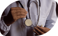 Médico sosteniendo un estetoscopio