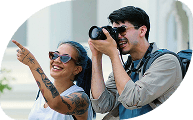 Dos viajeros sonriendo mientras uno toma una fotografía