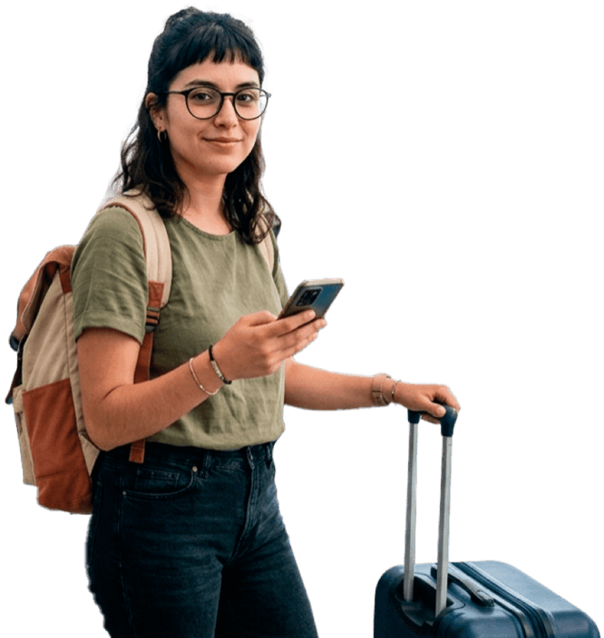 Viajera con mochila y maleta consultando su teléfono en la fila de un aeropuerto