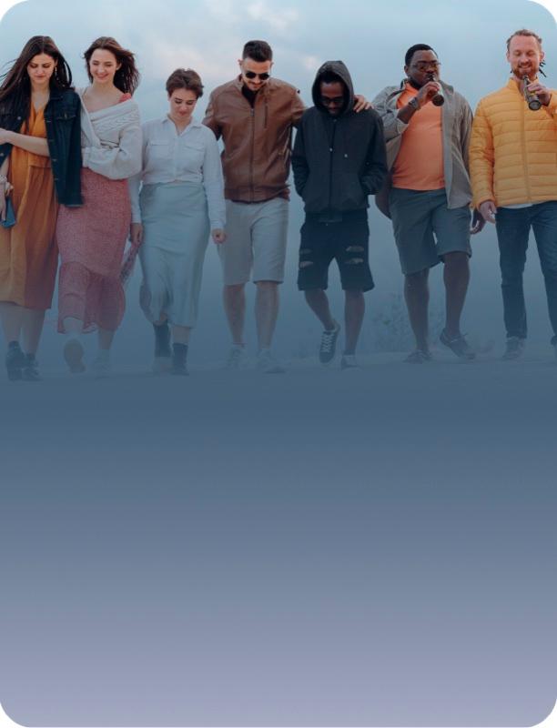 Grupo de viajeros reunidos antes de un viaje